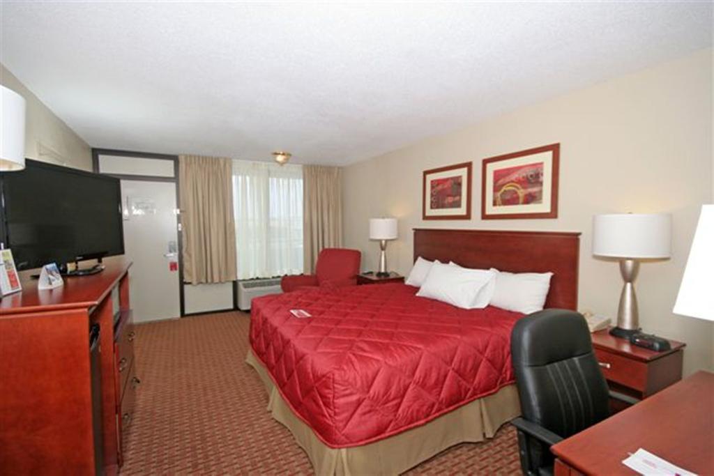 Ramada Burlington Hotel And Conference Center Room photo