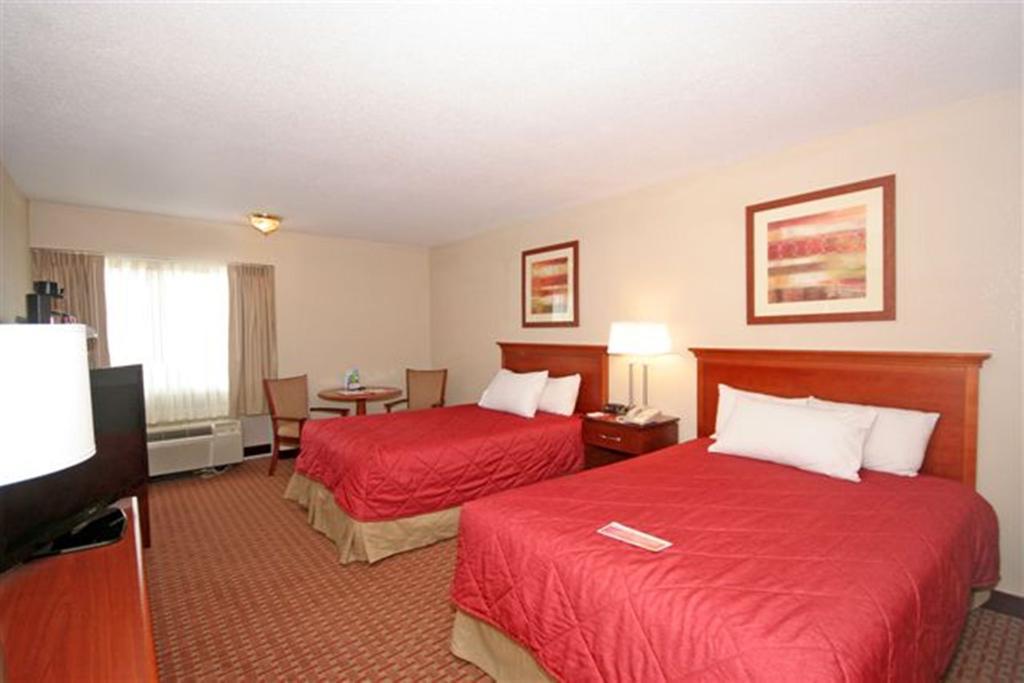 Ramada Burlington Hotel And Conference Center Room photo