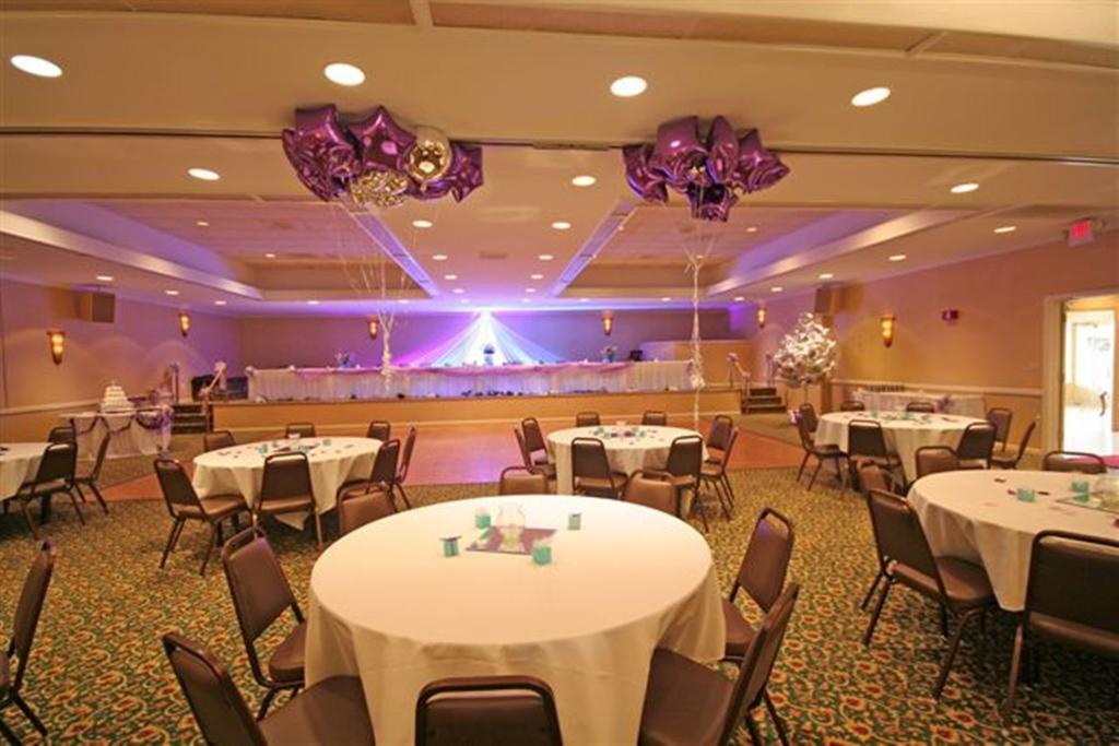 Ramada Burlington Hotel And Conference Center Exterior photo