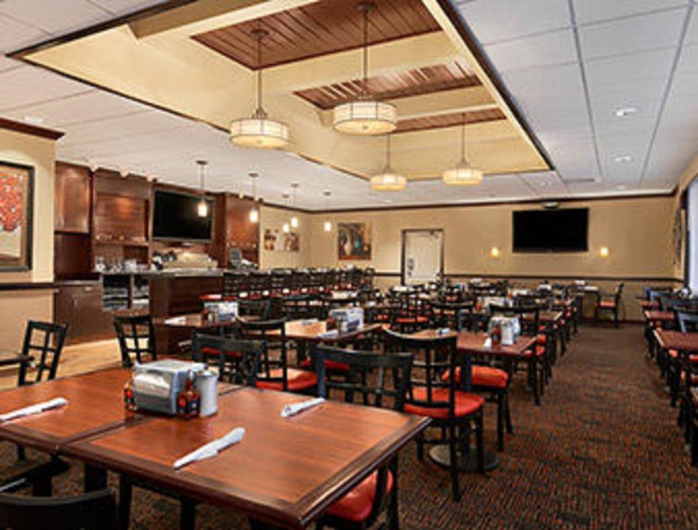 Ramada Burlington Hotel And Conference Center Exterior photo