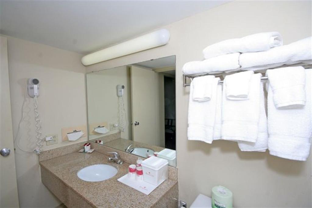 Ramada Burlington Hotel And Conference Center Room photo