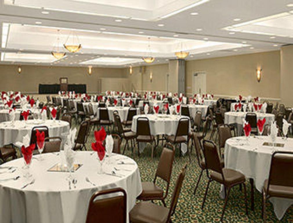 Ramada Burlington Hotel And Conference Center Exterior photo