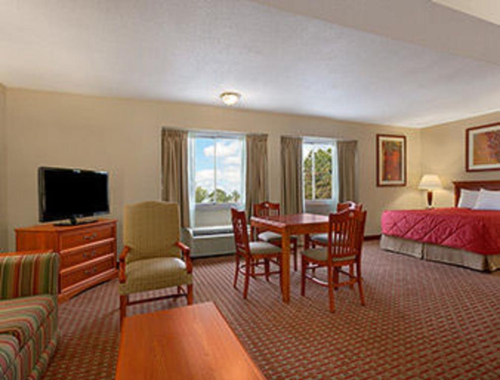 Ramada Burlington Hotel And Conference Center Exterior photo