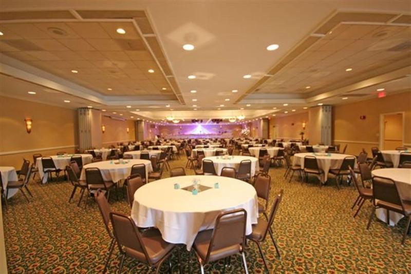 Ramada Burlington Hotel And Conference Center Exterior photo