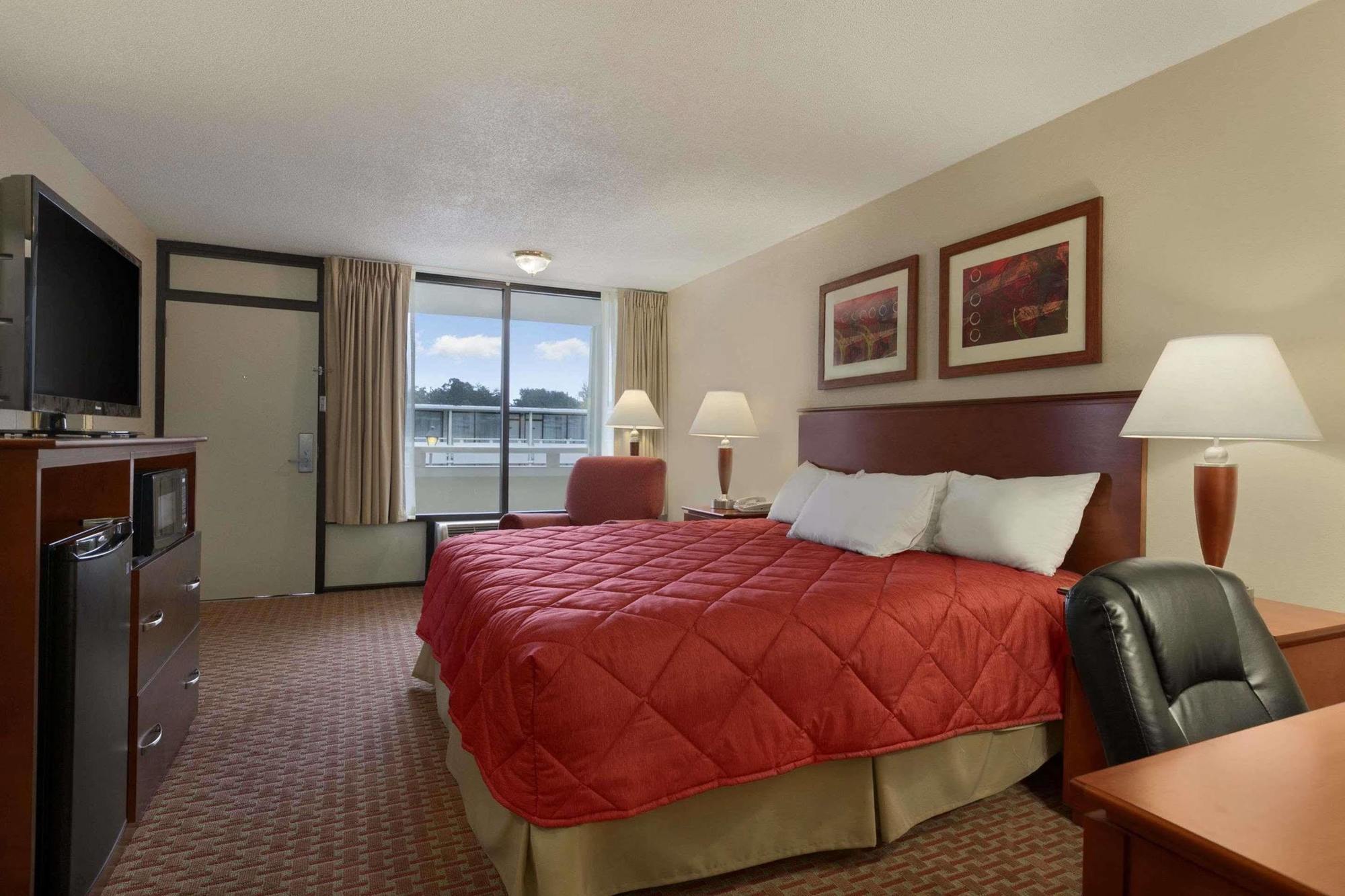 Ramada Burlington Hotel And Conference Center Exterior photo