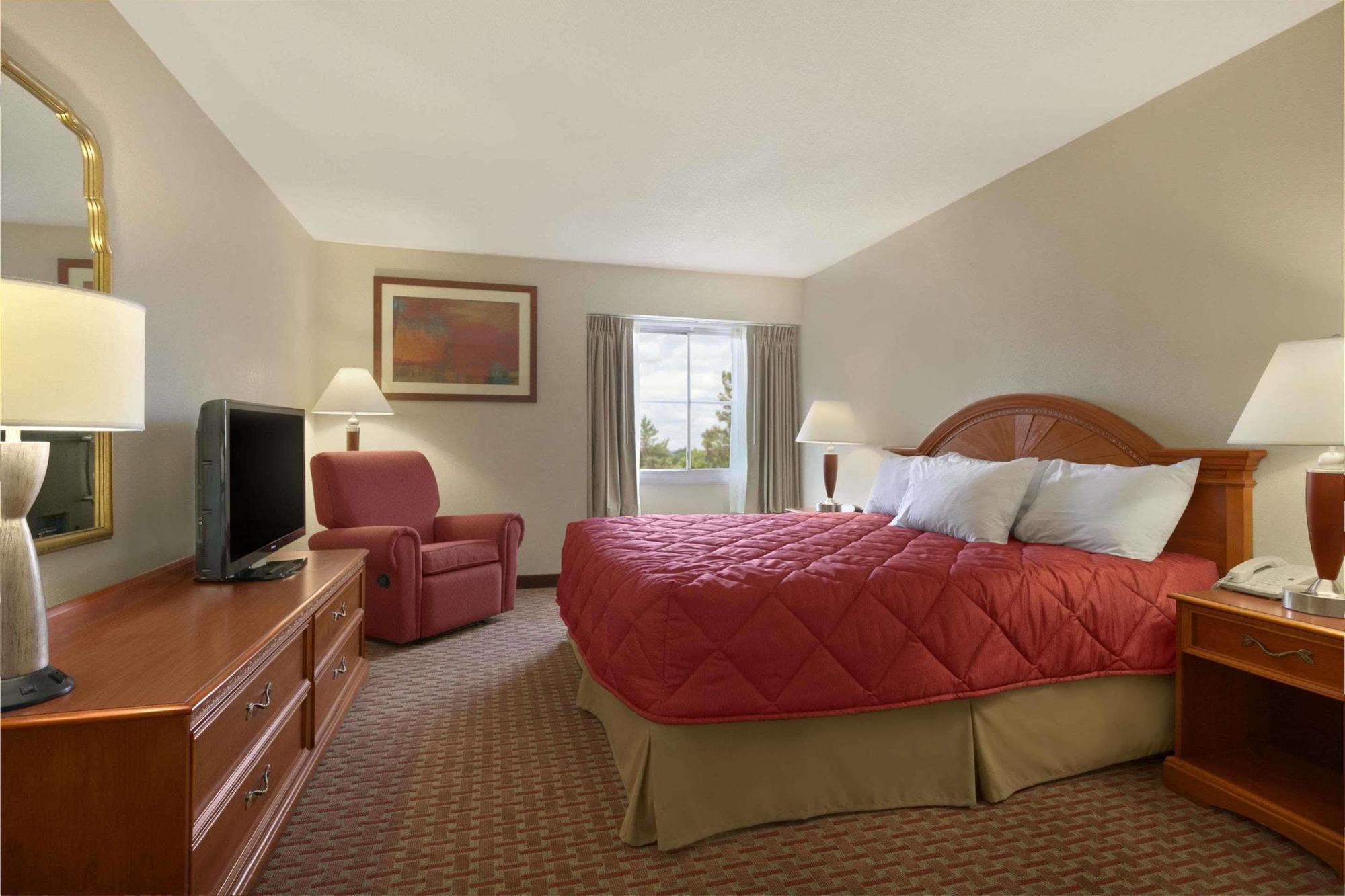 Ramada Burlington Hotel And Conference Center Exterior photo