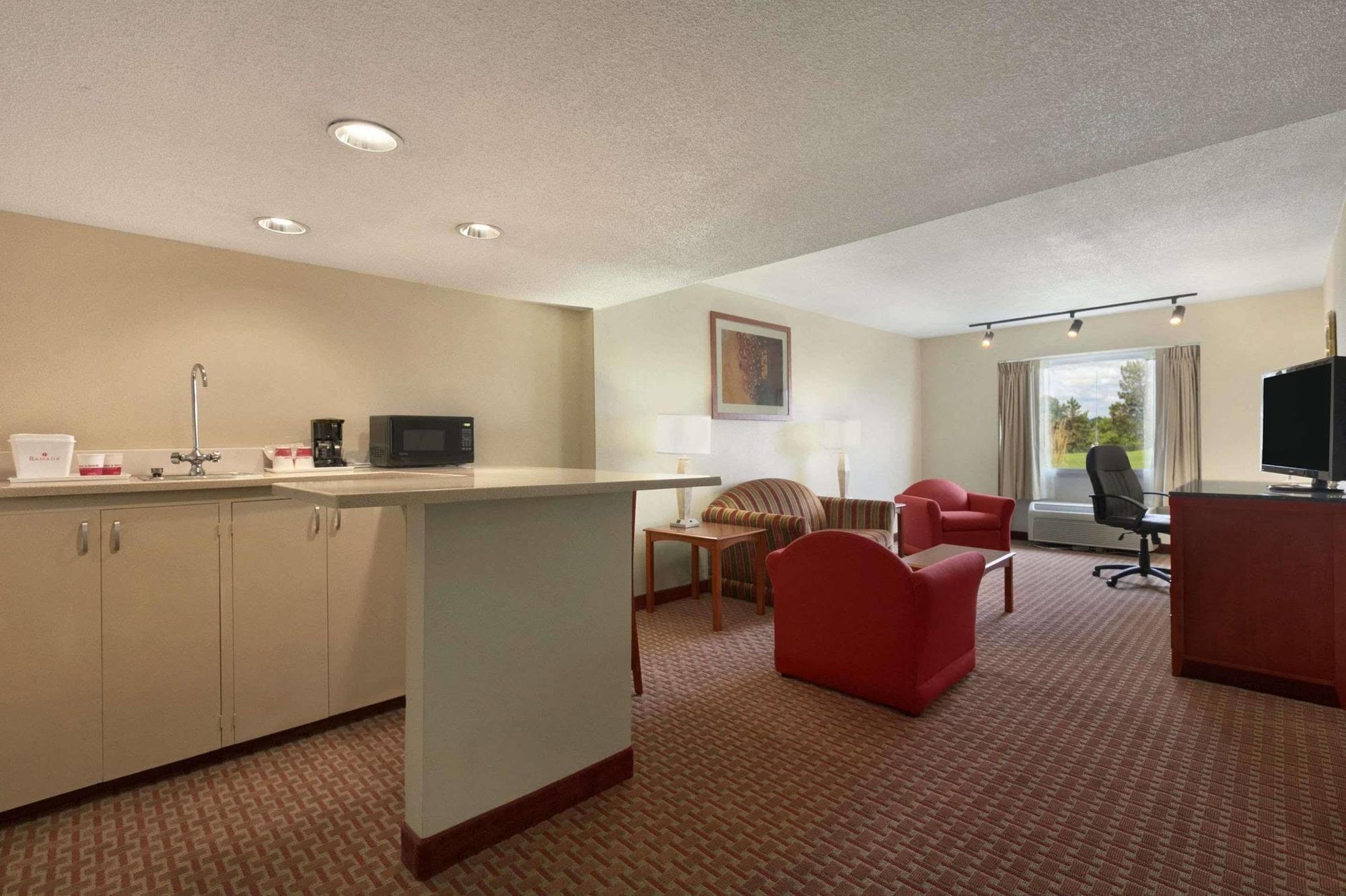 Ramada Burlington Hotel And Conference Center Exterior photo