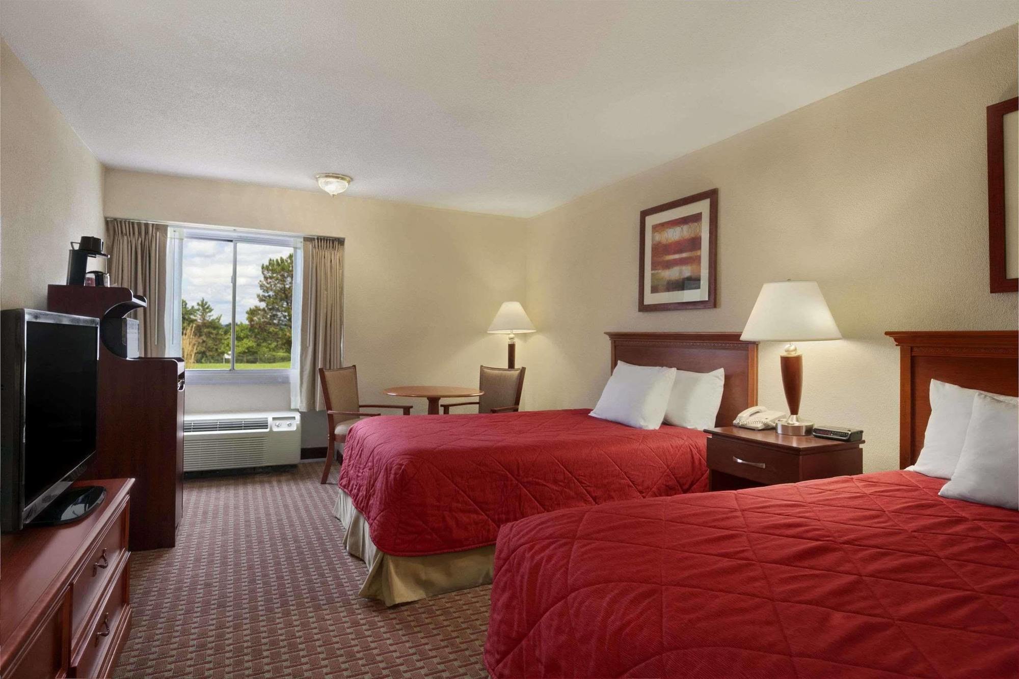 Ramada Burlington Hotel And Conference Center Exterior photo