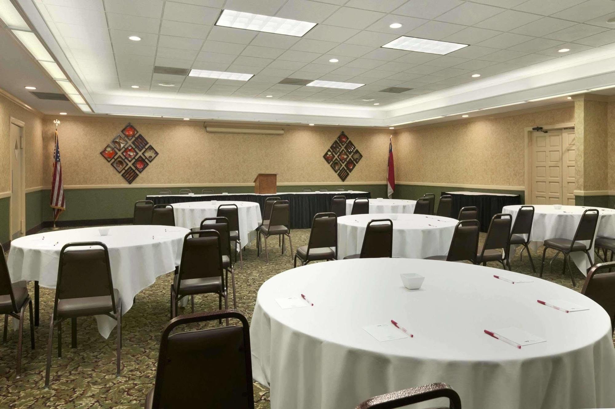 Ramada Burlington Hotel And Conference Center Exterior photo