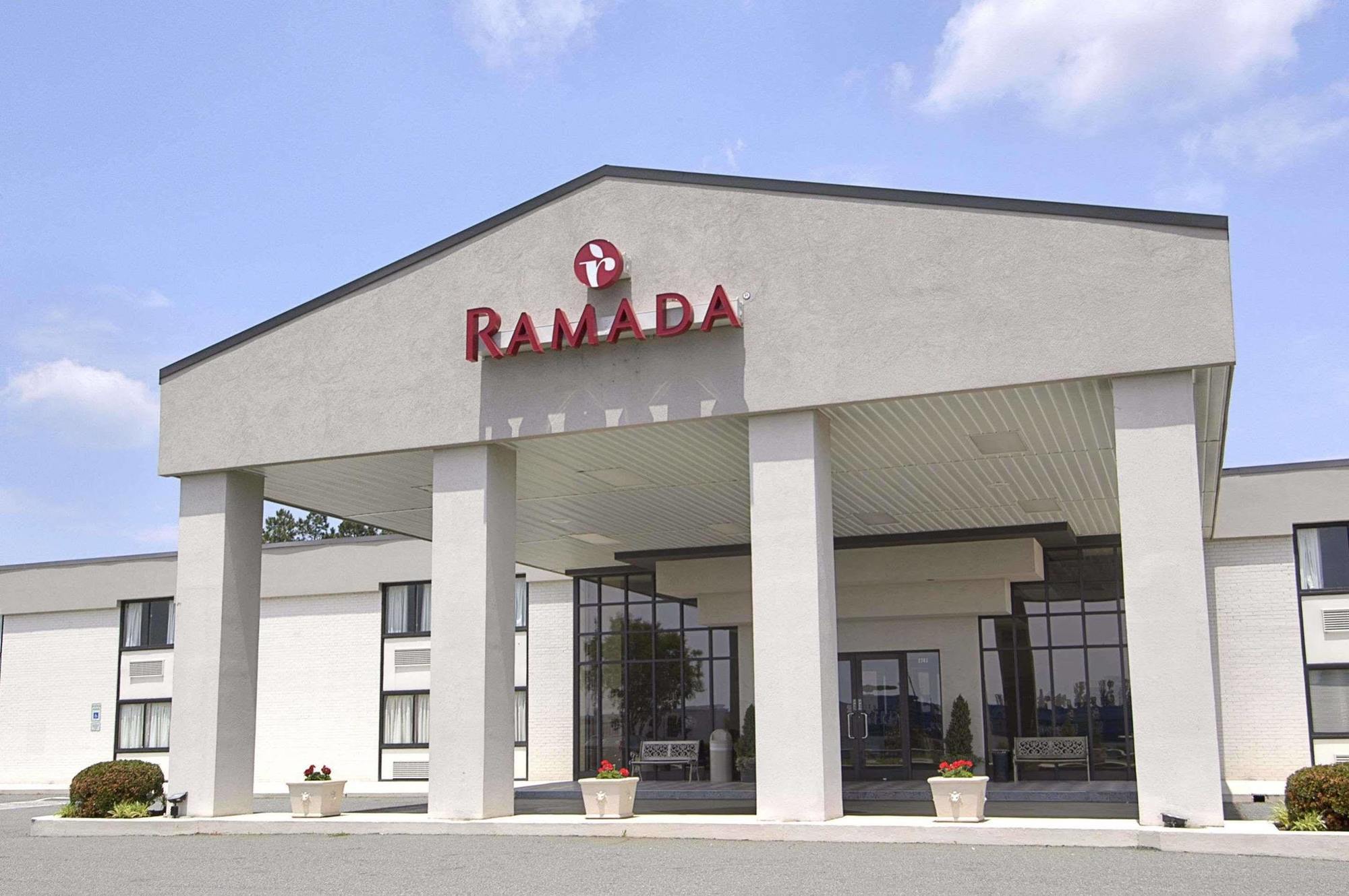 Ramada Burlington Hotel And Conference Center Exterior photo