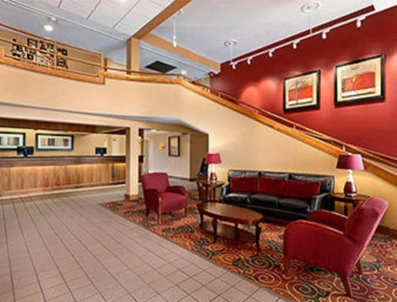 Ramada Burlington Hotel And Conference Center Exterior photo