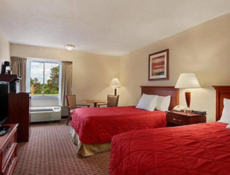 Ramada Burlington Hotel And Conference Center Exterior photo