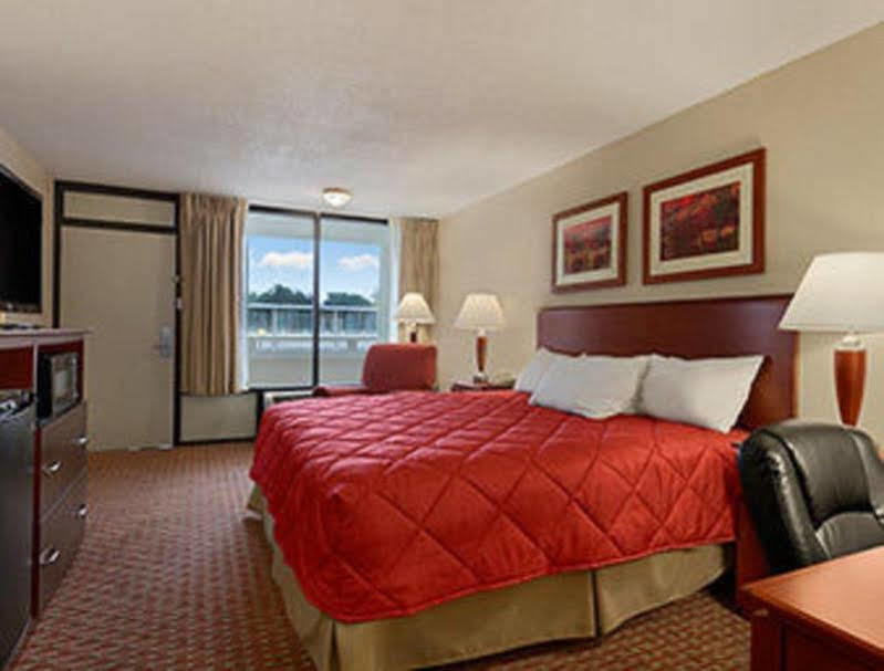 Ramada Burlington Hotel And Conference Center Exterior photo
